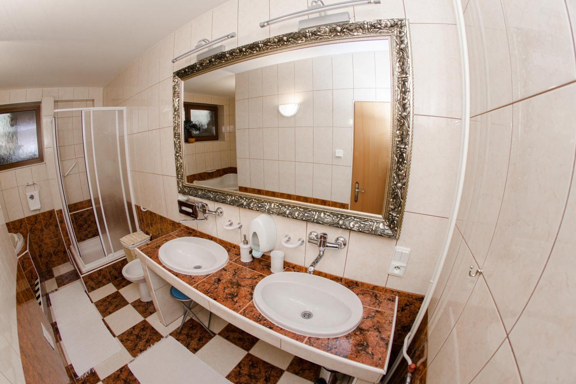 Hotel Sachticka Banska Bystrica Ngoại thất bức ảnh